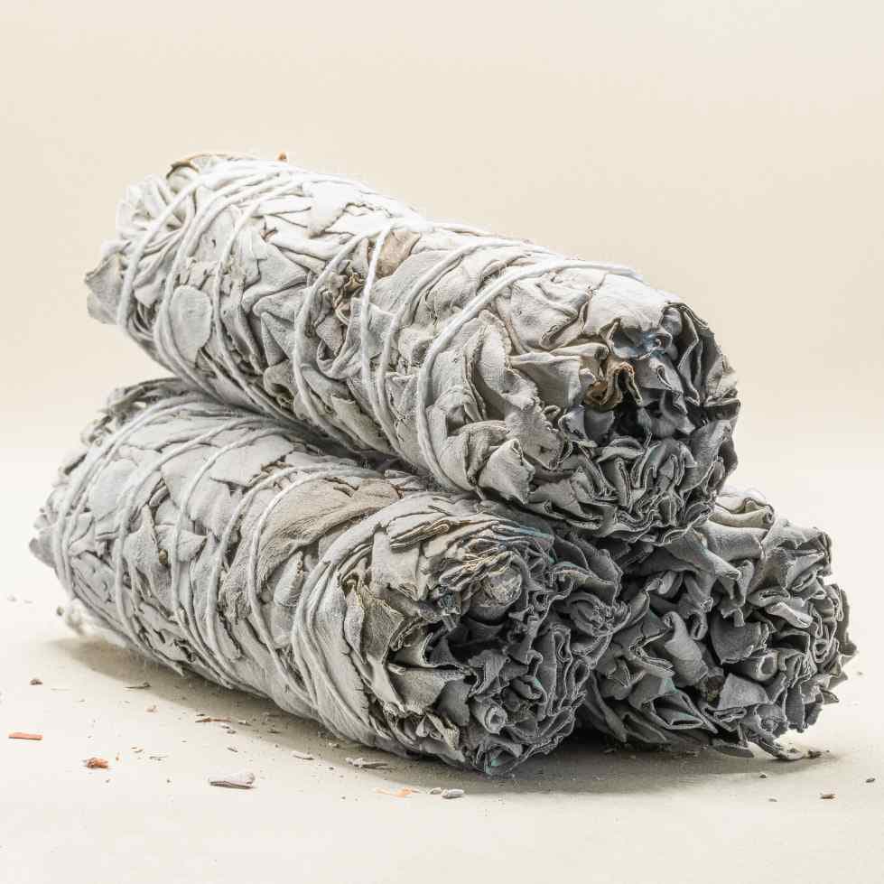 petits bâtons de sauge blanche