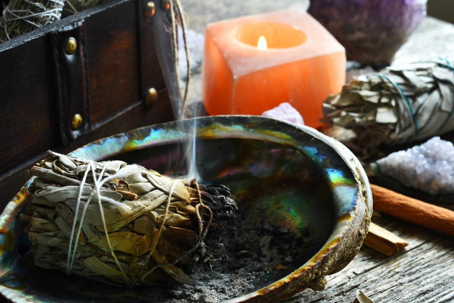 Purification de maison avec la sauge blanche : comment faire